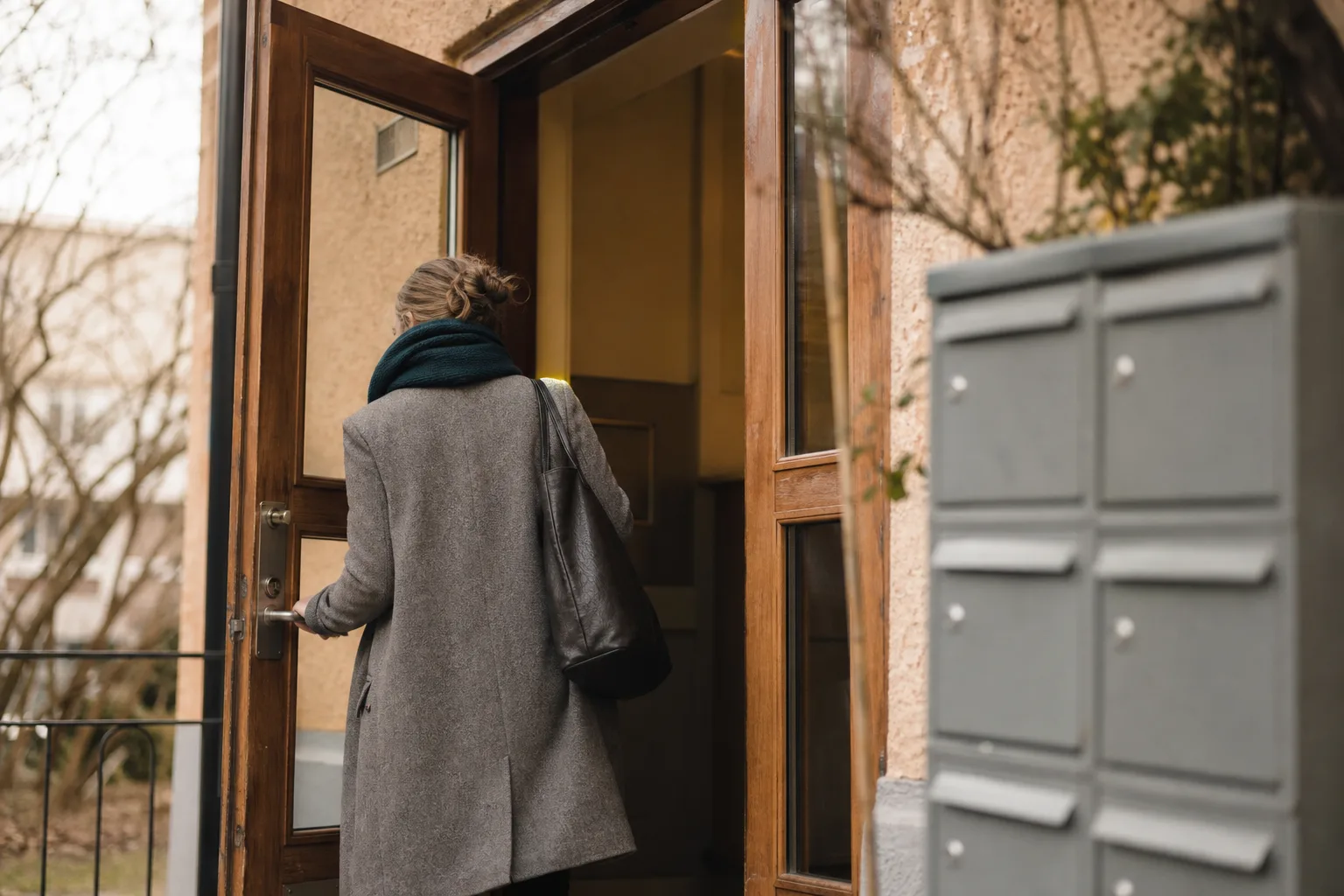 Entré till flerfamiljshus med postboxar