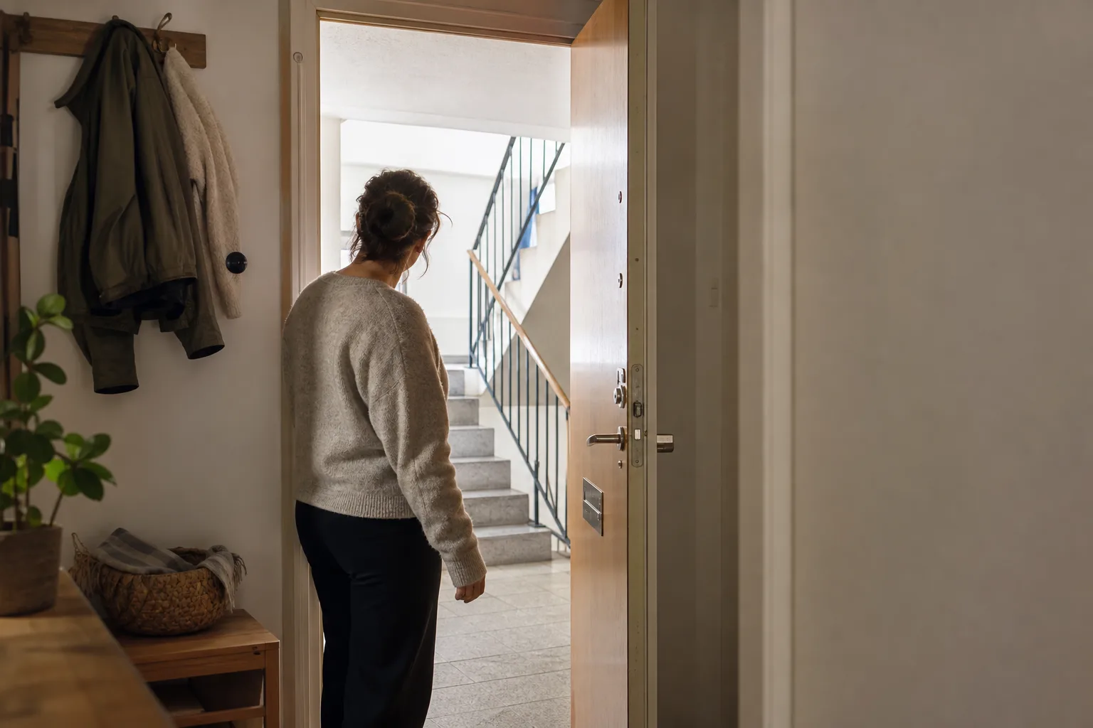 Boende i hall vid öppen dörr