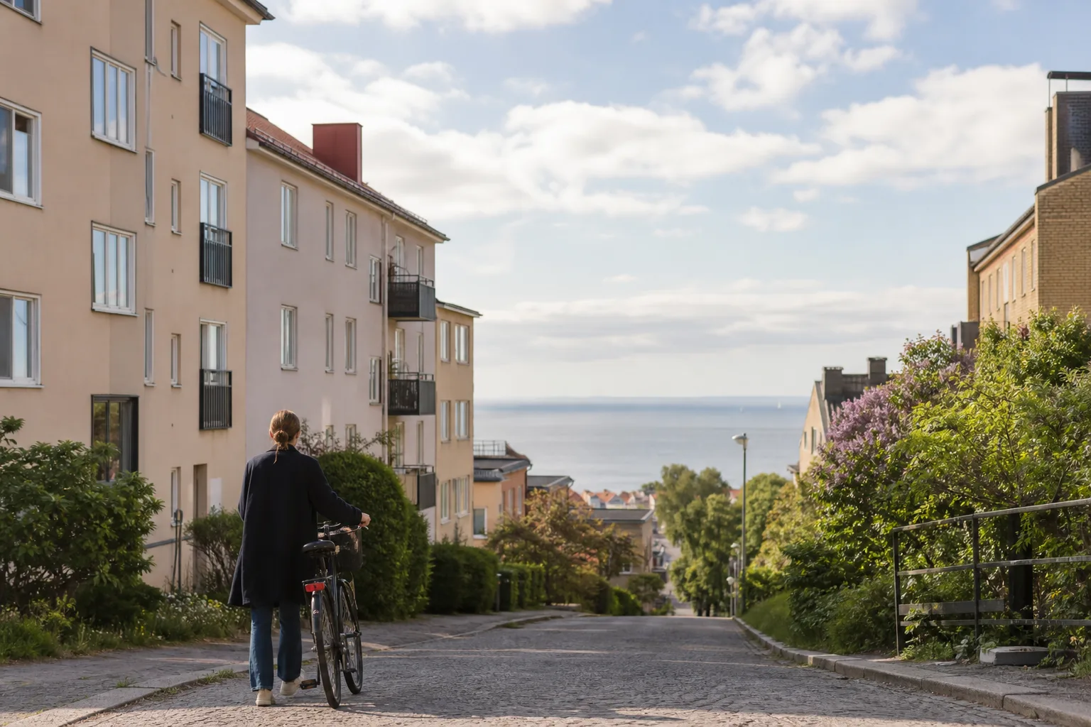 Sluttande bostadsgata i kuststad
