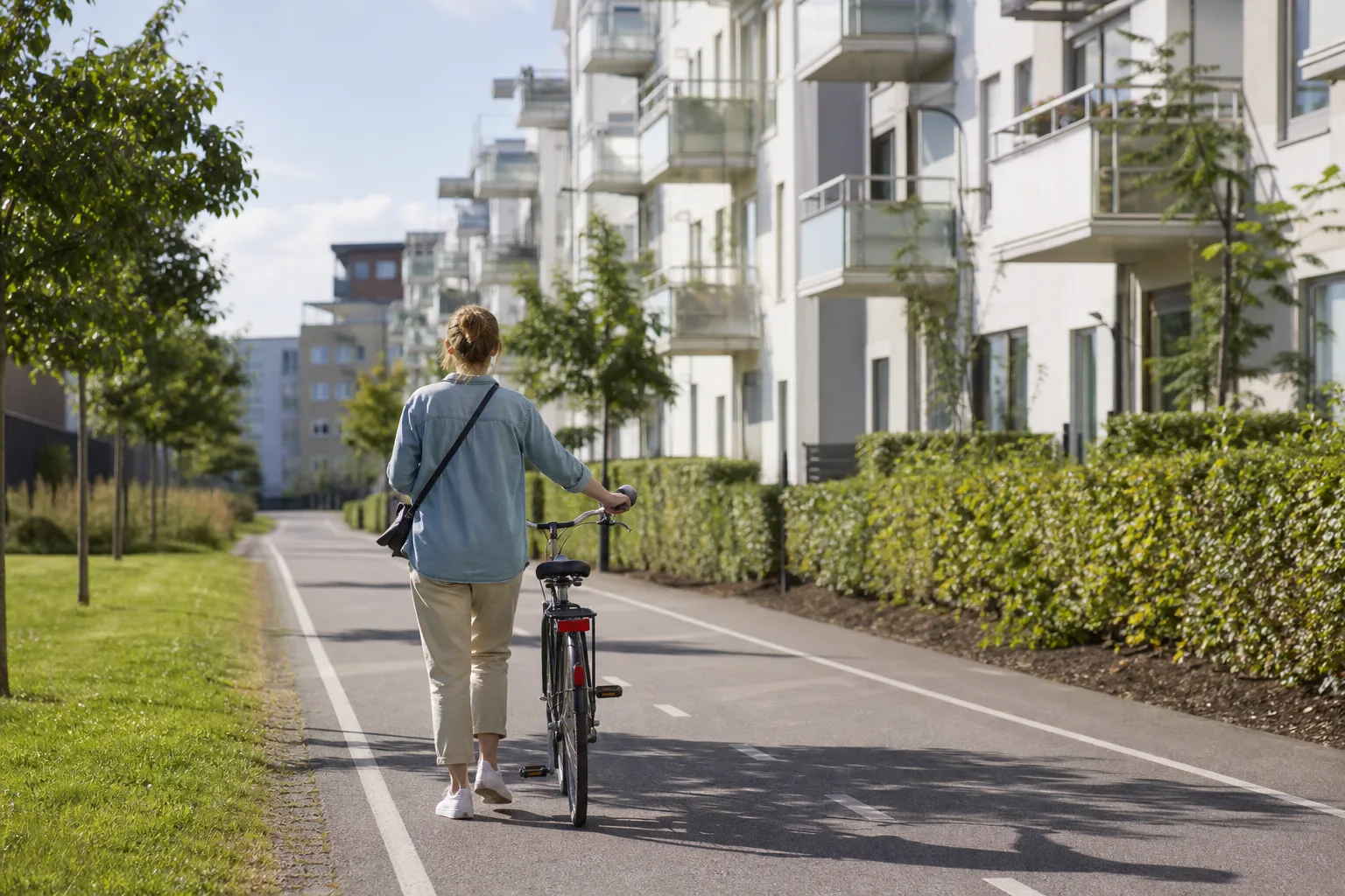 Modern stadsdel med cykelbana