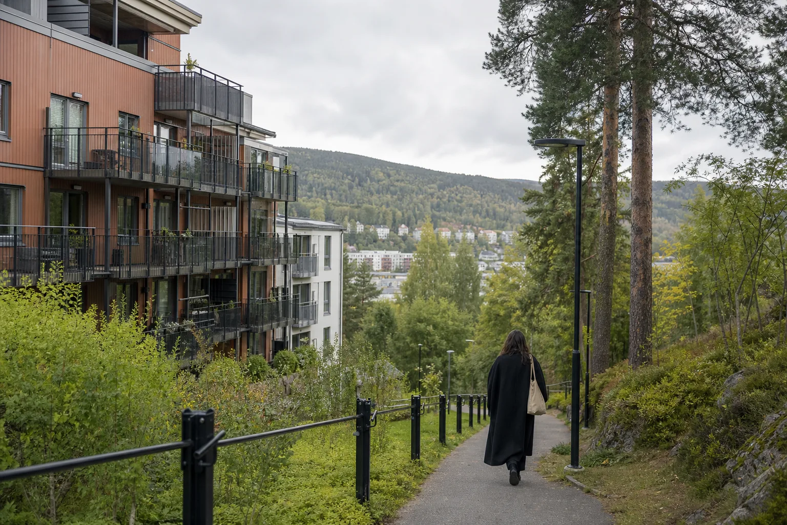 Bostadshus vid skogklädd sluttning